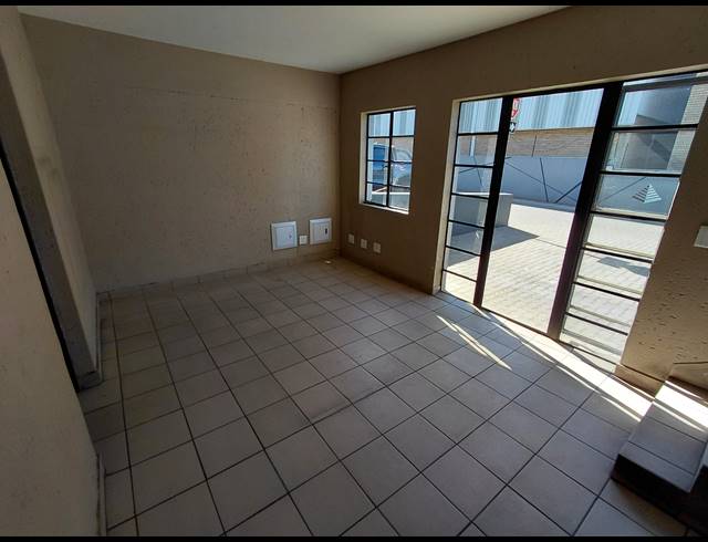 342M² WAREHOUSE TO LET IN POMONA